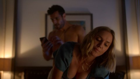 Erinn Hayes - Nudity in Huge in France s01e03-04-07 (2019)