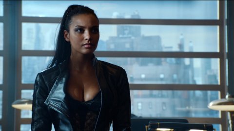 Morena Baccarin, Jessica Lucas - Nudity in Gotham s02e01 (2015)