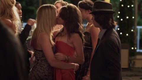 Dreama Walker, Sarah Hyland - Nudity in Date and Switch (2013)