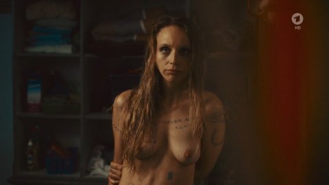 Petra Schmidt-Schaller - Nudity in Eine gute Mutter (2017)