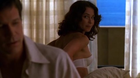 Julie Warner - Nudity in Nip/Tuck s01e09 (2003)