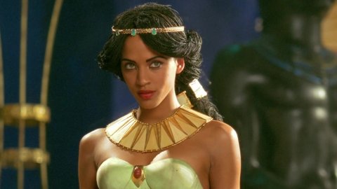 Noémie Lenoir - Nudity in Asterix & Obelix: Mission Cleopatra (2002)