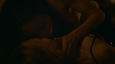 Ellen Page, Zosia Mamet - Nudity in Tales of the City s01e02, e05 (2019)