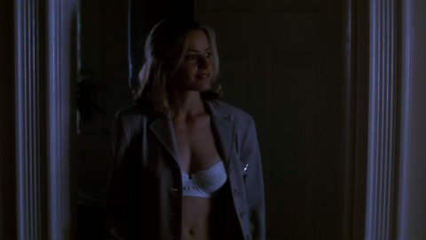 Elisabeth Shue - Nudity in The Saint (1997)