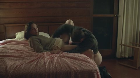 Hannah Gross, Lowell Hutcheson - Nudity in The Mountain Between Us (2018)