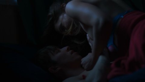 Jessica Rothe, Kathleen Rose Perkins - Nudity in Juveniles (2018)