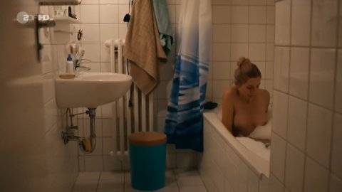 Annika Blendl - Nudity in Kommissarin Heller s01e02 (2014)