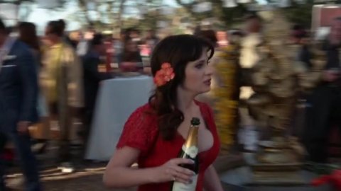 Zooey Deschanel - Nudity in New Girl s05e22 (2016)