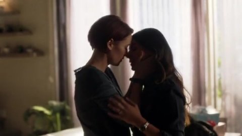 Chyler Leigh, Floriana Lima - Nudity in Supergirl s03e05 (2016)