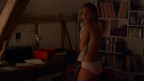 Lola Saint-Gilles - Nudity in Adèle en août (2016)