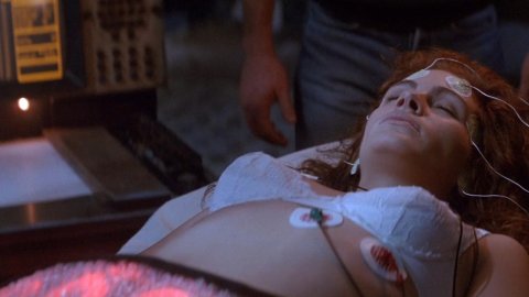 Julia Roberts - Nudity in Flatliners (1990)