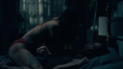 Kate Siegel, Levy Tran - Nudity in The Haunting of Hill House s01e10 (2018)