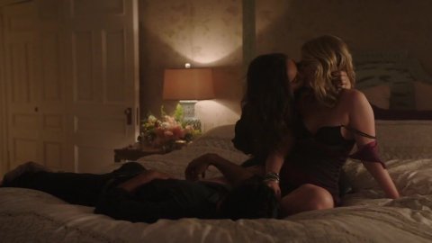 Shay Mitchell, Ambyr Childers, Elizabeth Lail - Nudity in You s01e06 (2018)