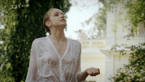 Anna Kaderavkova - Nudity in Škoda lásky s01e09 (2013)