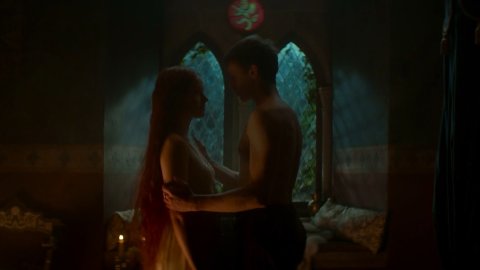 Daisy Ridley, Naomi Watts - Nudity in Ophelia (2019)